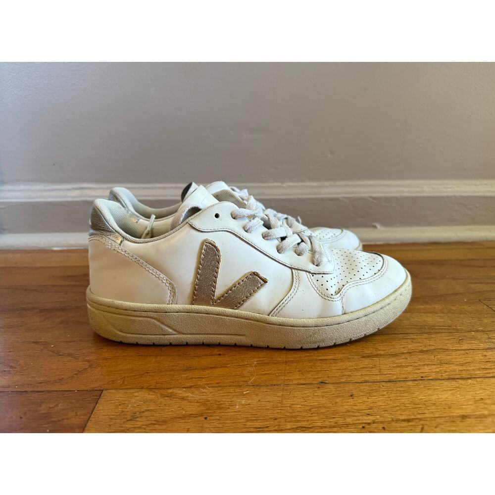 Veja Women's V-10 Leather Metallic Logo Patch Low-Top Sneakers size 39 (us 8) - Picture 2 of 11